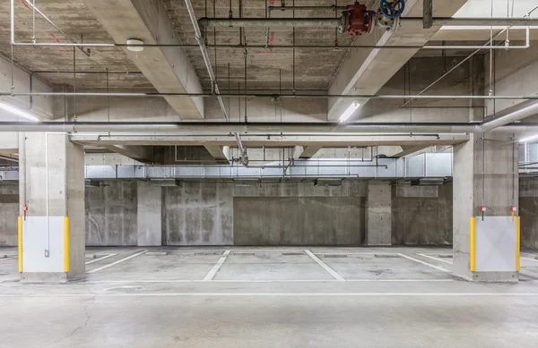 Estacionamento garagem interior subterrâneo com — Fotografia de Stock