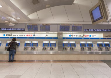 Yolcu Shinkansen bilet satın alıyor