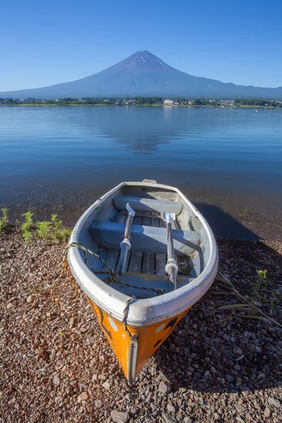 Barco pequeño con Montaña Fuji — Foto de Stock