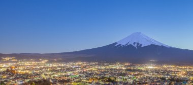 Fuji Dağı ile Fujiyoshida şehir 