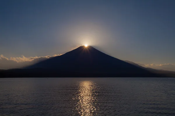 Zonsondergang op de top van berg Fuji — Stockfoto