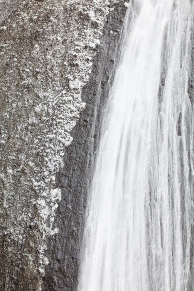 Ледовый водопад в зимний сезон — стоковое фото
