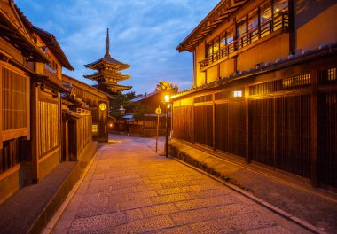 Japon pagoda ve eski ev 