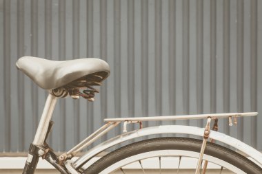 Yakından - siyah deri eyer 