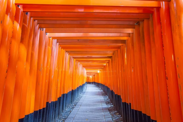 Miles de puertas torii bermellón — Foto de Stock