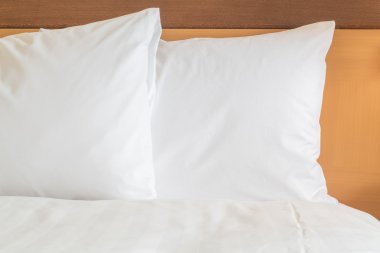 Yatakta temiz beyaz yastık 