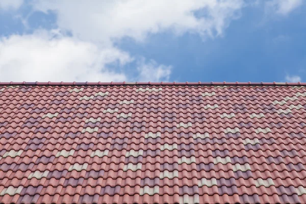 Rote und braune Dachziegel — Stockfoto