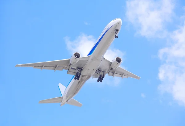 Airplane taking off bottom view — Stock Photo, Image