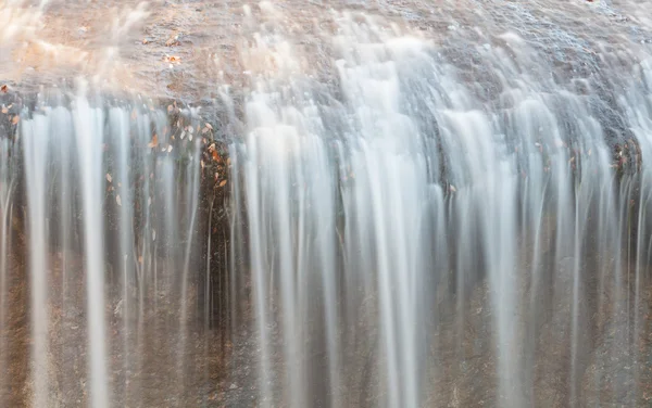 Schnelle und fließende Wasserfall Hintergrund , — Stockfoto