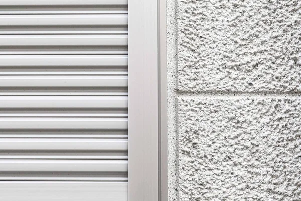 Das Automatische Graue Rollladenfenster Ist Geschlossen Und Steinweiße Wand — Stockfoto