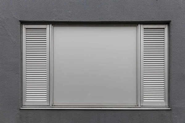 グレーセメント壁の銀アルミ窓 — ストック写真