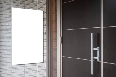 Modern ofisin duvarında boş tabela var.