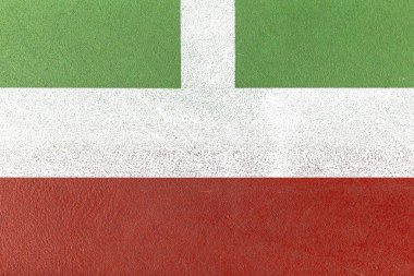 Tenis kortunun zemininde beyaz çizgiler var.