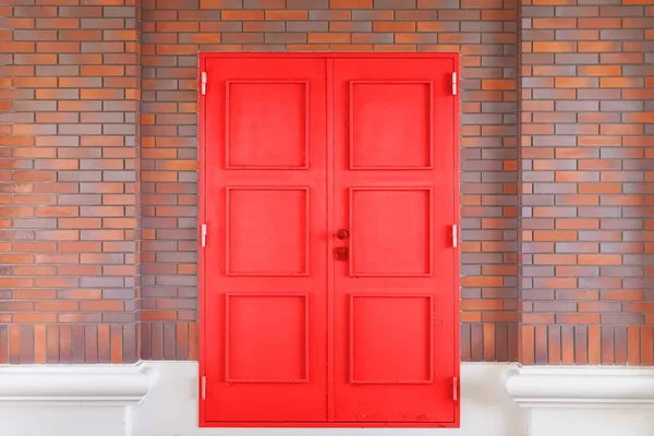 Puerta Hierro Rojo Antiguo Pared Ladrillo Rojo —  Fotos de Stock