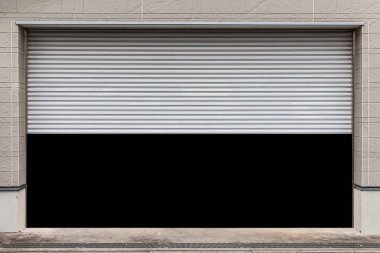 Kapıyı açan binanın garajında.