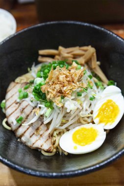 Haşlanmış sebzeli kuru erişte ve haşlanmış yumurta, Japon usulü ramen.
