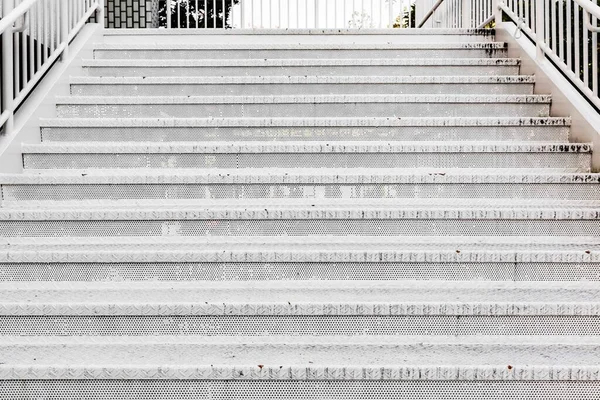Binanın Dışındaki Beyaz Boyalı Çelik Merdivenler — Stok fotoğraf