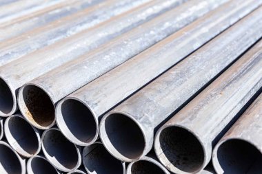 Yakın - İnşaat metal boruları yığını