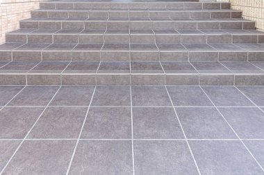 Ofis binasının etrafındaki merdivenler granitle döşenmiş.