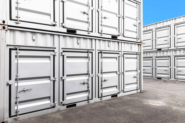 Стопка контейнерных перевозок на верфи в портовой промышленной зоне