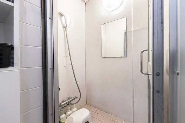 Douche Een Kleine Geprefabriceerde Doucheruimte Een Budget Hotel — Stockfoto