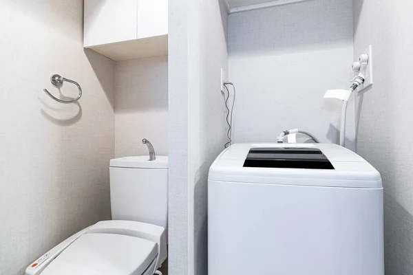 Pralka Jest Umieszczona Toalecie Pokoju Mieszkaniu — Zdjęcie stockowe