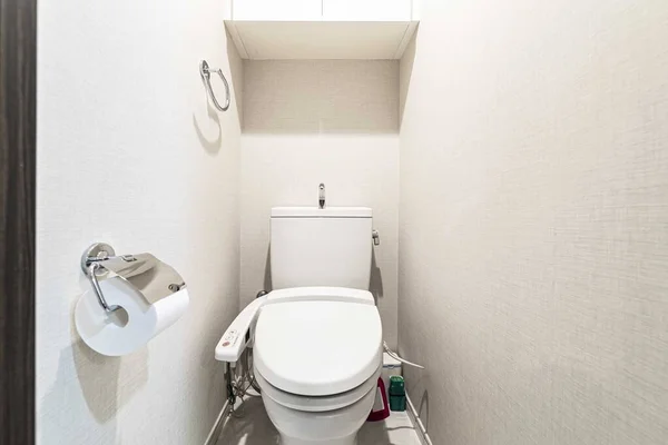 アパートの小さなトイレで自動的にフラッシング — ストック写真