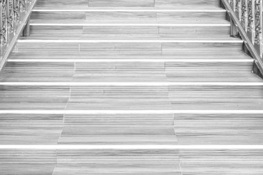 Beyaz mermer merdiven ve açık hava granit zemin