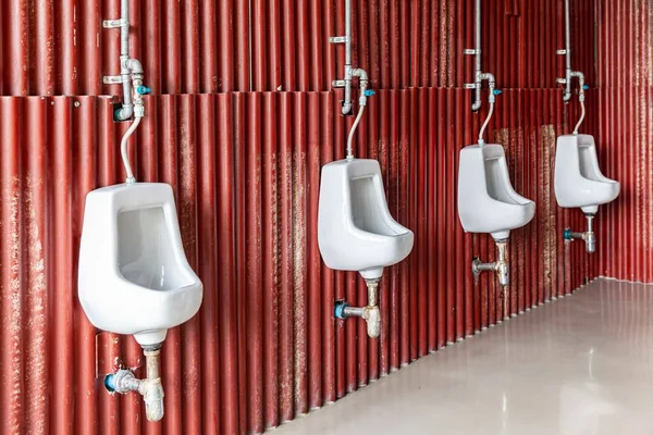 Rij Van Witte Keramische Urinoirs Het Mannelijk Toilet — Stockfoto