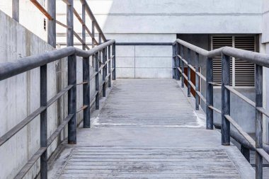 Tekerlekli sandalye için binanın merdivenlerinde beton var.