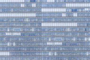 Ofis binasının yüksek binalarındaki pencereler ve arka plan pürüzsüz. 