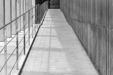 Tekerlekli sandalye için binanın merdivenlerinde beton var.