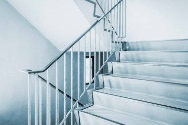 Metalik tırabzanlı beton merdiven.