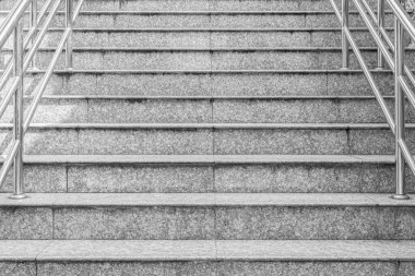 Metalik tırabzanlı beton merdiven.