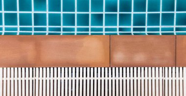 Granit panorama ve drenaj havuzun kenarında ızgara yapıyor.