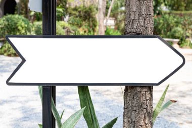 Parkta boş bir demir yol tabelası.