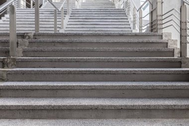 Beyaz çimento merdiven ve açık Granit zemin