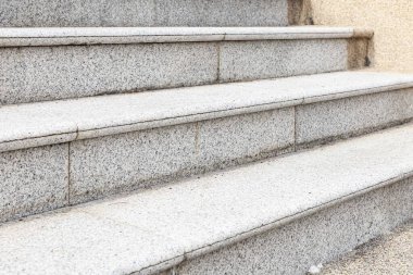 Beyaz mermer merdiven ve açık hava granit zemin