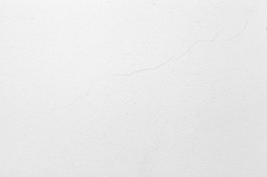 Beton duvarlar çatlaklarla beyaza boyanmış.