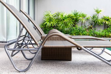 Havuz kenarındaki villada plastik güneşlikler.