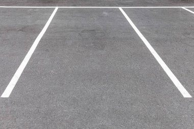 Bina binasında boş açık araba park alanı