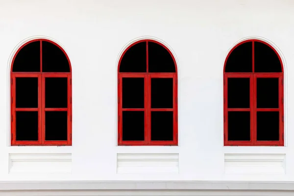 Tre Luminose Finestre Legno Rosso Muro Cemento Bianco — Foto Stock