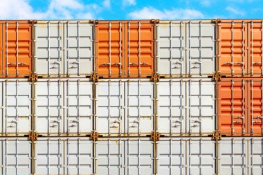 Rıhtımda renkli konteynır yığını