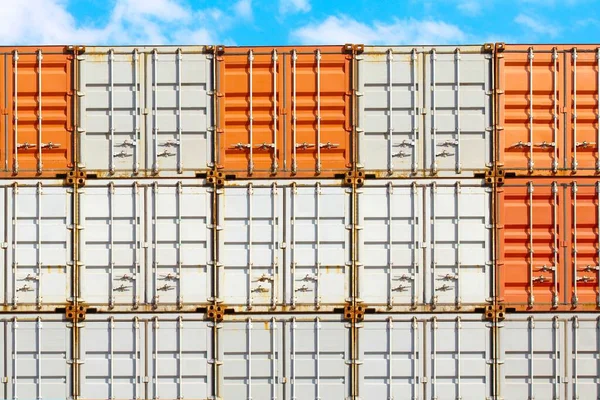 Rıhtımda renkli konteynır yığını