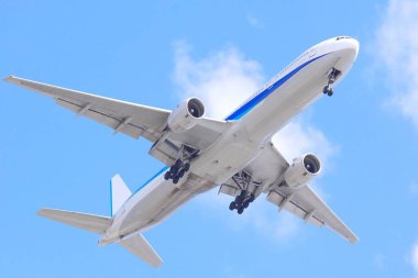 Havaalanından havalandıktan sonra büyük bir Boeing uçağı.