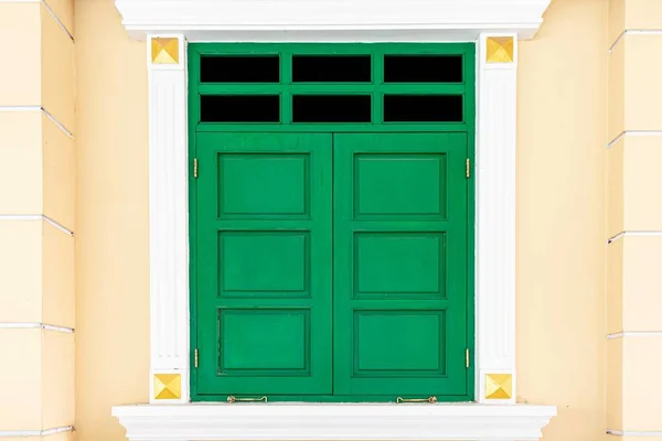 Porta Madeira Verde Vintage Parede Cimento Amarelo Branco — Fotografia de Stock
