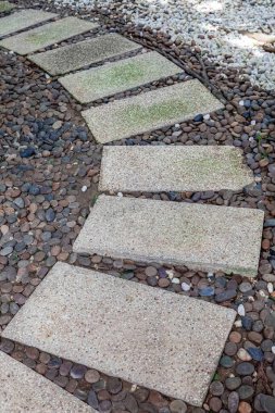 Ev bahçesindeki taş ve kaldırım geçidi panelleri.