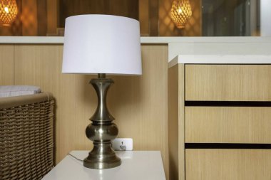 Demir masa lambası evdeki oturma odasında altın.