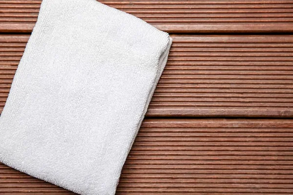 Schone Witte Handdoeken Gevouwen Een Donkerbruine Houten Tafel — Stockfoto