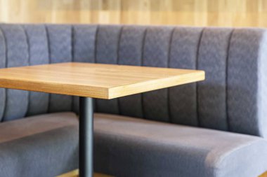 Boş kahve masaları ve boş kanepeler salgın sırasında kafenin içinde.